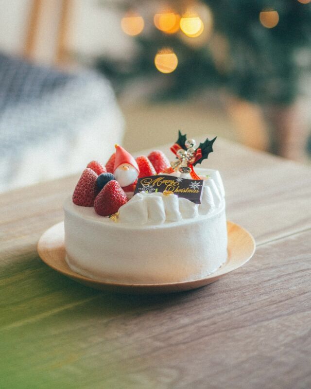 こんにちは、ジオーシャンです🌊
⁡
クリスマスケーキ予約販売のお知らせです🎄
愛らしい見た目の2種類のケーキを用意しました。
⁡
⁡
1つ目は「Xmasイチゴショート」です。
⁡
5号(15cm)、4,400円。
ふわふわしっとりのスポンジに、あっさり生クリームでフレッシュイチゴを２段サンドしています🍓
⁡
⁡
気になる2つ目は明日お知らせします📢
⁡
⁡
【予約方法】
電話：053-592-1155(10:00～21:00)
⁡
【予約締切】
12/17(火)
⁡
【お渡し方法】
日付：12/20(金)〜12/25(水)
時間：11:30～19:00
場所：ホテル 1階フロント
⁡
⁡
皆様のご予約お待ちしております🙇‍

ーーーーーーーーーーーーーーーーーーーーーーーーー
プロフィールはこちら↓↓↓
@the.ocean.hotel 
⁡
🌊浜名湖の絶景を楽しめるリゾートホテル
♨️弁天島温泉で心身ともにリフレッシュ
🍽️浜名湖の旬の味覚で贅沢なおもてなし
⁡
⁡
【アクセス】
〒431-1202
静岡県浜松市中央区呉松町1768-1
🚃弁天島駅から徒歩1分
🚗浜松西ICから車で20分
⁡
【宿泊・宴会のご予約】
公式サイト、または電話(053-592-1155)からお願いいたします。
⁡
【お問い合わせ先】
公式サイトのお問い合わせメール、または電話(053-592-1155)にお願いいたします。
⁡
ーーーーーーーーーーーーーーーーーーーーーーーーー
⁡
#ジオーシャン #弁天島 #浜名湖 #浜松旅行 #浜松観光 #浜名湖ホテル #浜松ホテル